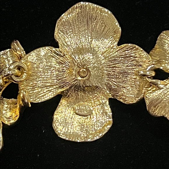 Kenneth Jay Lane Enamel Flower Bracelet with Stones. - Picture 5 of 5